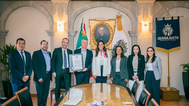 Libia Dennise García entregó certificado ambiental a Volkswagen