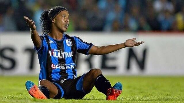 Ronaldinho con Gallos Blancos