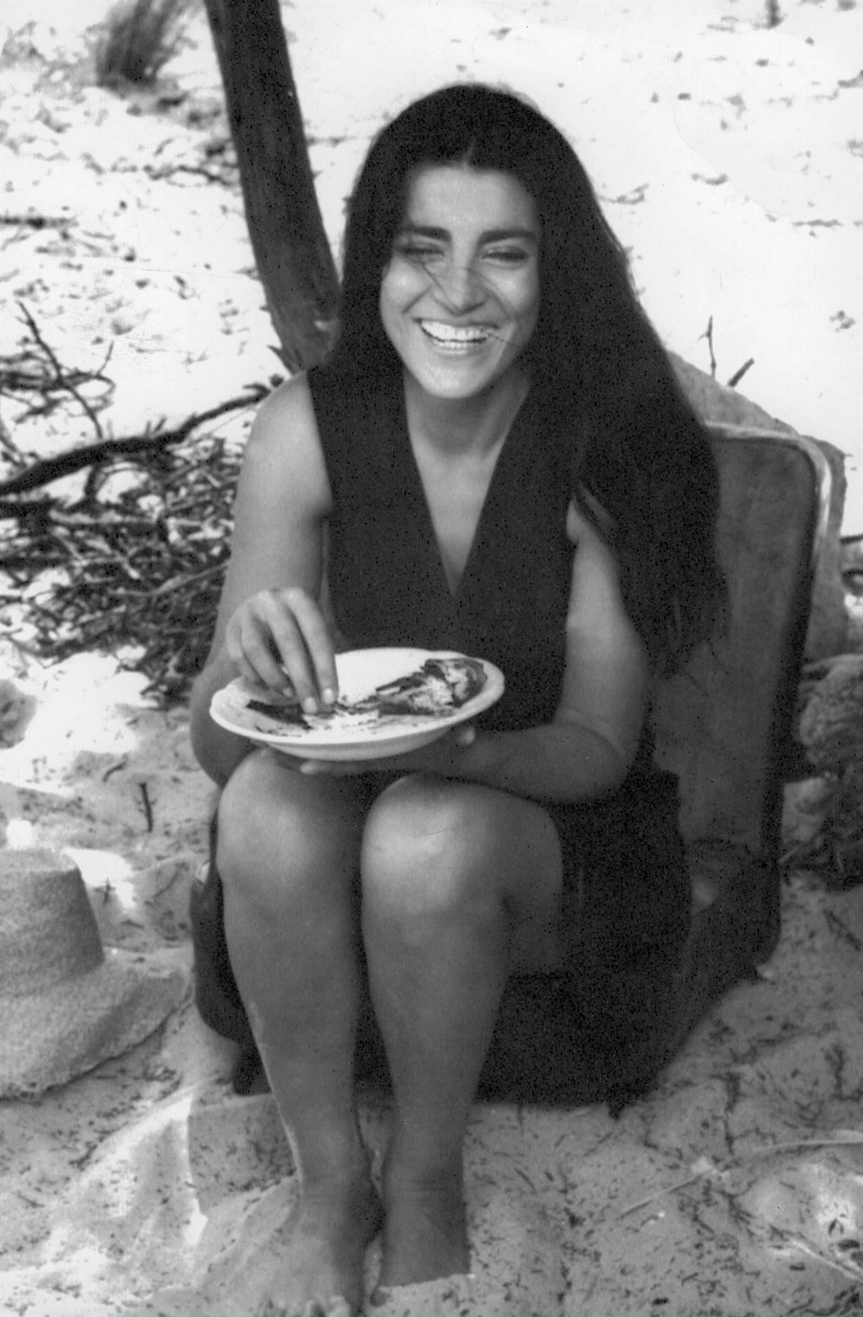 Irene Papas, la actriz griega posando en la playa.