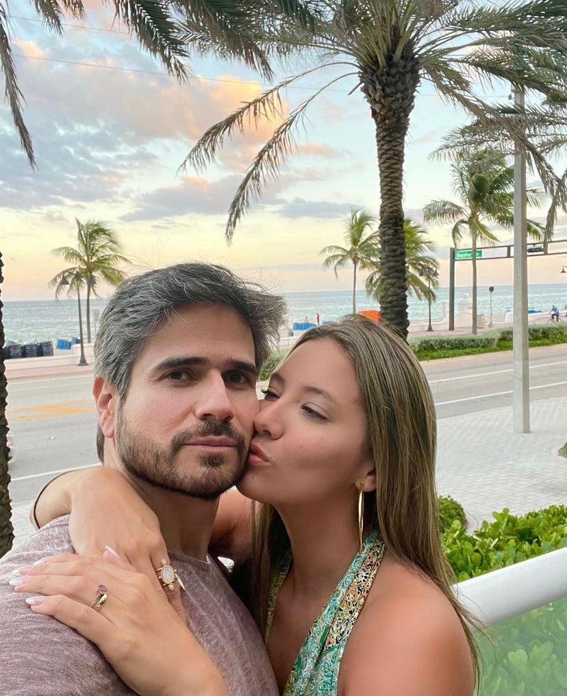 Daniel Arenas y Daniela Álvarez presumen posible anillo de compromiso