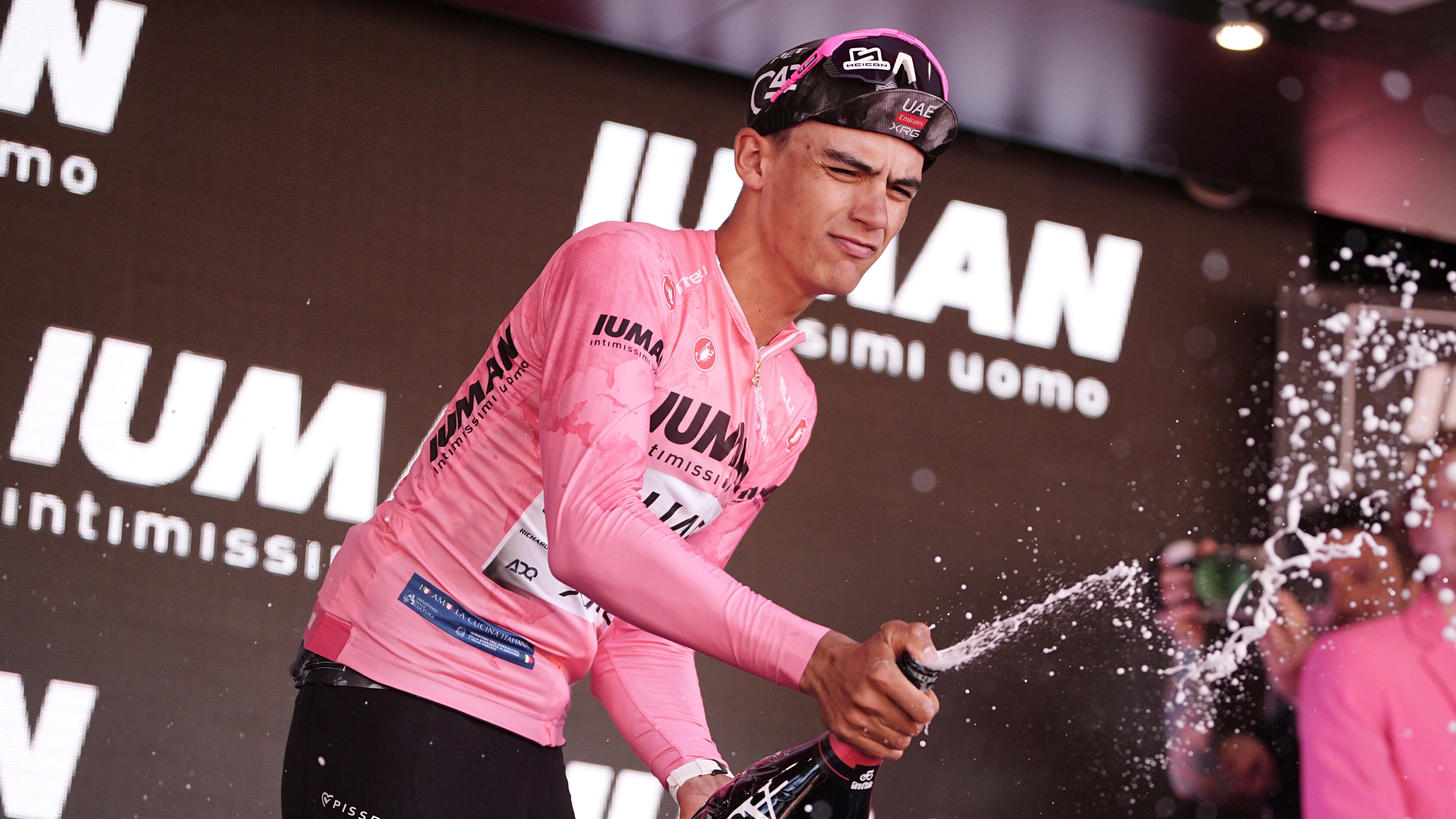 Isaac del Toro con la 'maglia' rosa en el Giro de Italia 2025