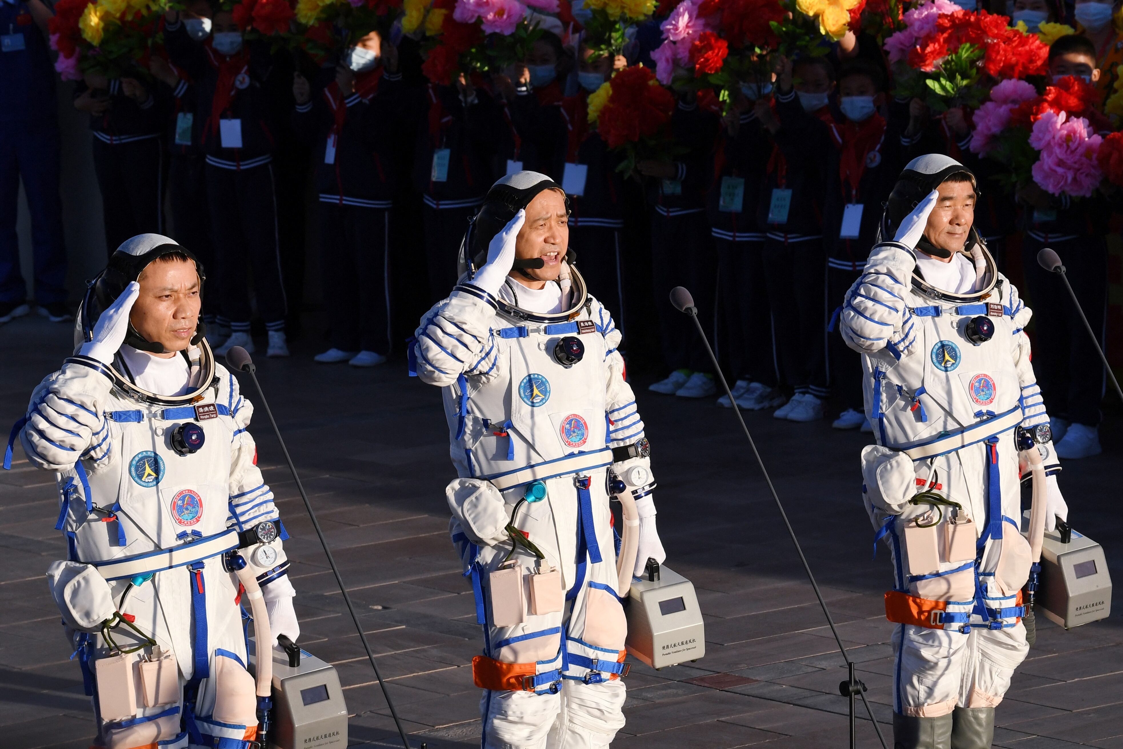 Astronautas Nie Haisheng, Liu Boming y Tang Hongbo tras regresar de la nave Shenzhou-12