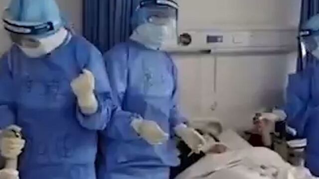 Médicos de china cantan a pacientes