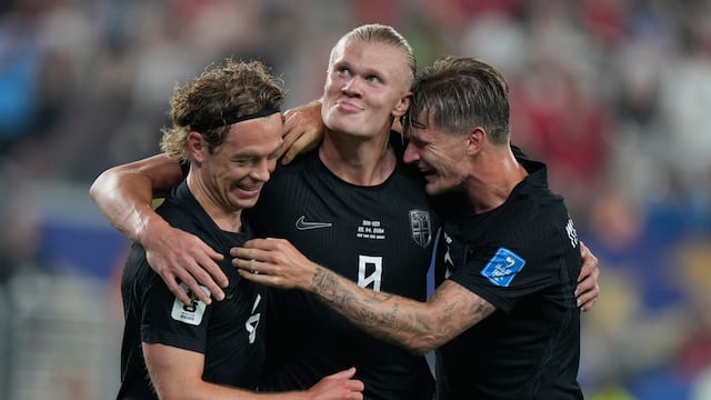Haaland marca doblete ante Senegal y clasifica a Noruega a la siguiente fase.