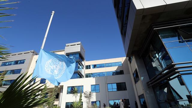 La bandera de la sede de las Naciones Unidas en Túnez ondea a media asta para honrar a los trabajadores de la ONU muertos en el actual conflicto entre Israel y Hamas en Gaza, en Túnez.