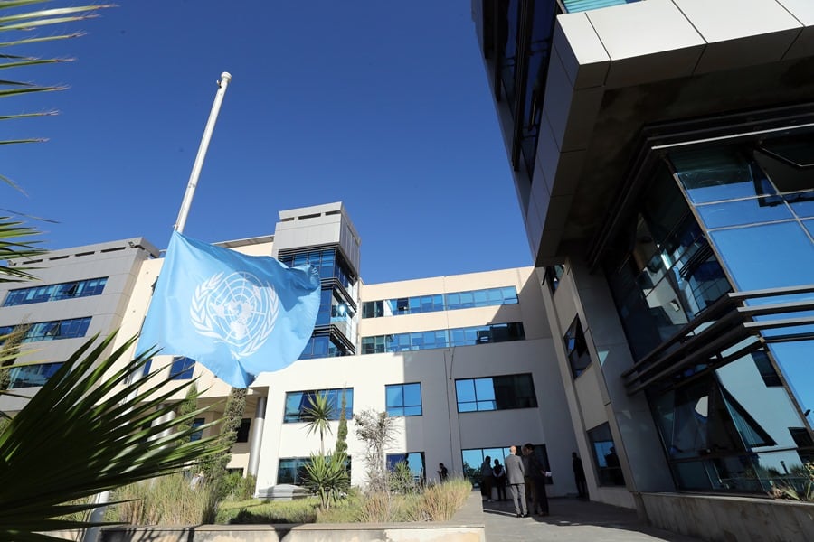 La bandera de la sede de las Naciones Unidas en Túnez ondea a media asta para honrar a los trabajadores de la ONU muertos en el actual conflicto entre Israel y Hamas en Gaza, en Túnez.
