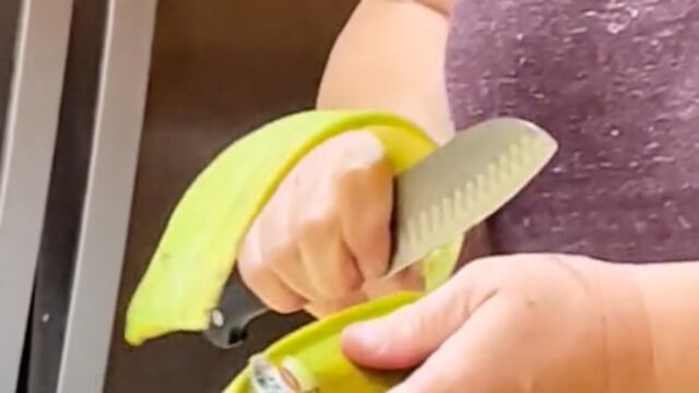 Se hace viral por no saber pelar un plátano