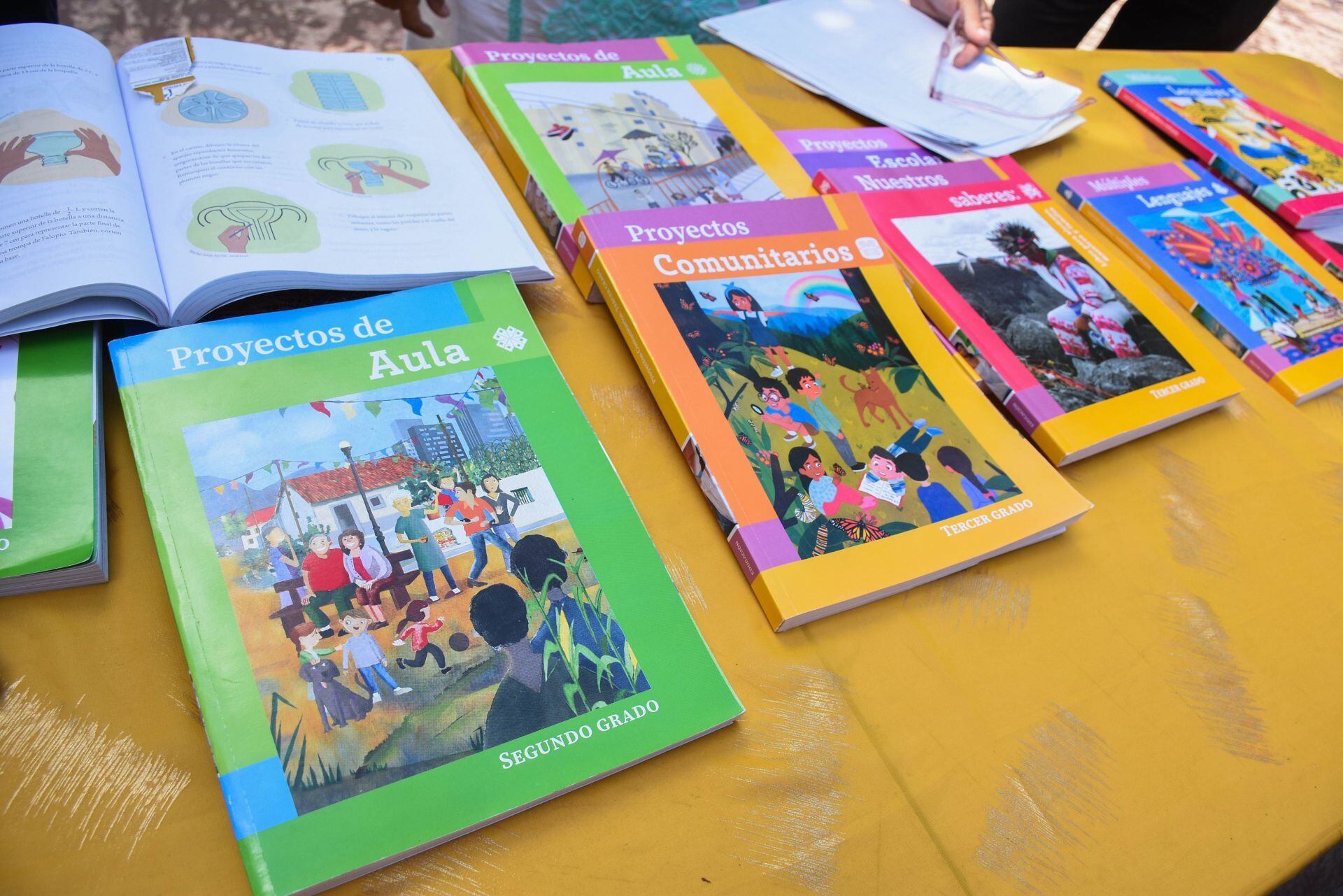 Integrantes de la Asociación Civil más Vida más Familia, acompañados por pastores se pronunciaron en contra de la distribución de los libros de texto