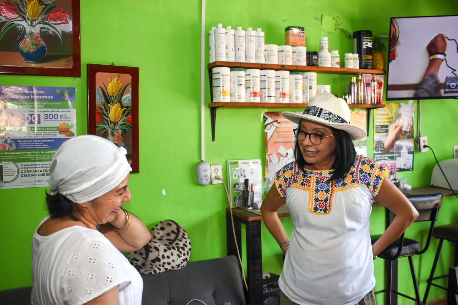 Esthela Damián recorre la colonia Pancho Villa de Acapulco.