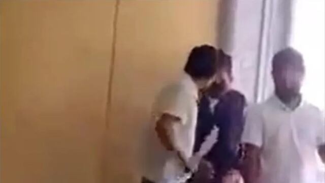 Estudiante de secundaria amenaza con un machete a uno de sus compañeros