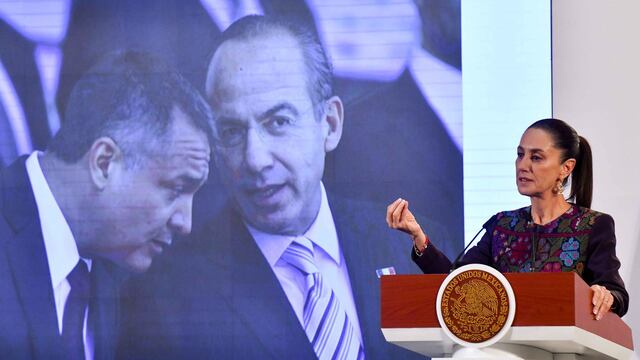 Claudia Sheinbaum, presidenta de México, se refirió a la sentencia de 38 años de prisión a Genaro García Luna por sus nexos con el narcotráfico y mostró una fotografía de Felipe Calderón junto a el.