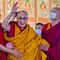 El Dalái Lama, de 87 años de edad, se disculpa por dar un beso en la boca a un niño en India