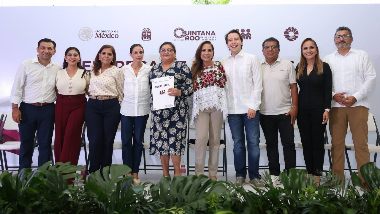Ana Paty Peralta y Mara Lezama entregan 460 escrituras en Cancún