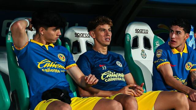 Kevin Álvarez, Igor Lichnovsky, Alejandro Zendejas, Cristian Calderón en la banca con el América