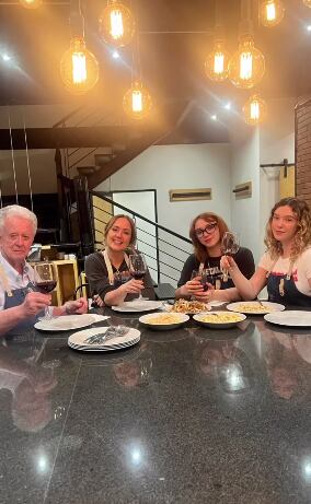 Andrea Legarreta pasa tiempo en familia con unas clases de cocina