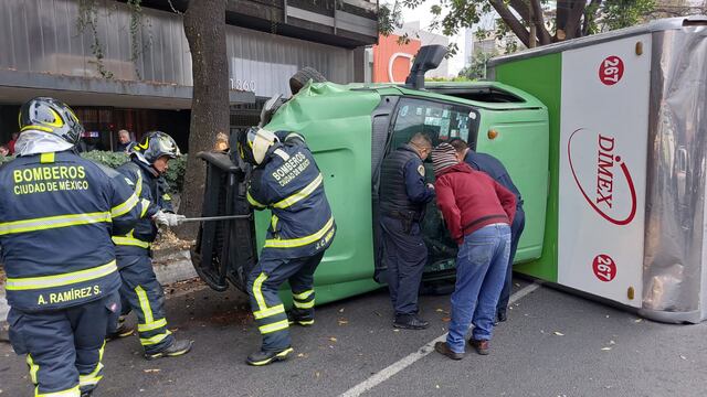 Volcadura de camioneta en colonia Narvarte