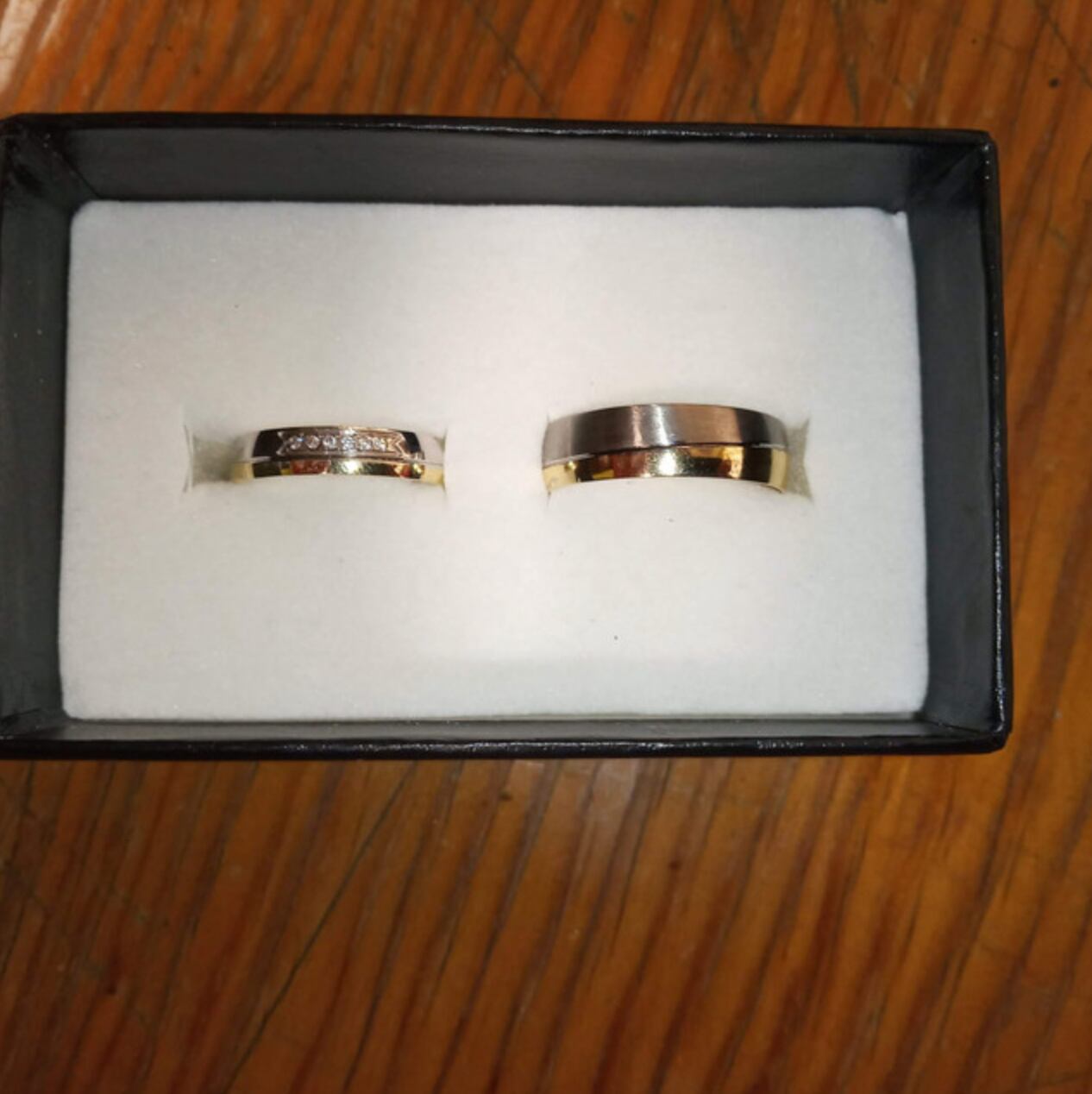 Anillo que busca la viuda (lado derecho)