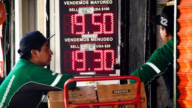 El precio del dólar interbancario está a 18.10 pesos y en casas de cambio de la Capital, la divisa estadounidense se encuentra en 19.70.