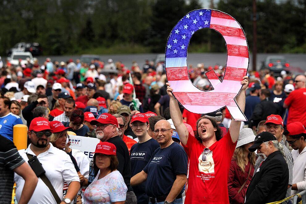 La base de QAnon es una fantasía conspirativa