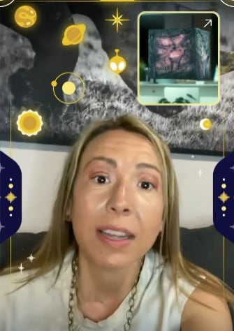 Mafe Walker hablando con Christopher Hargreeves de The Umbrella Academy