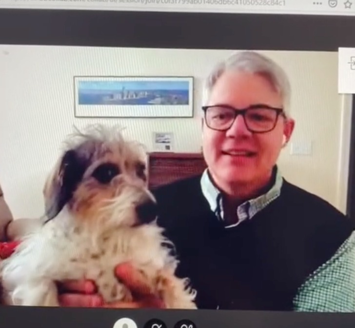 Profesor presenta a sus perros en clase de Zoom y se vuelve viral