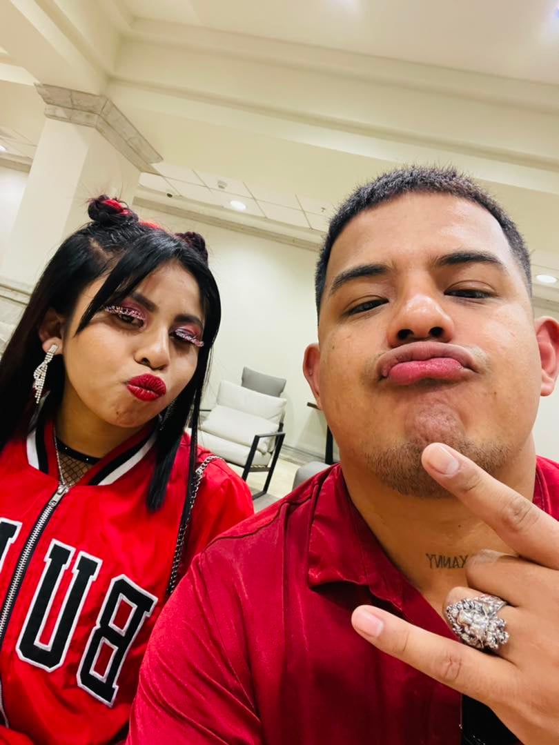 Lupita TikTok con James, su mánager.