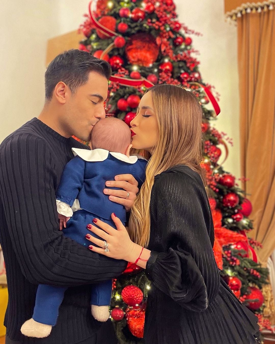Carlos Rivera y Cynthia Rodríguez en una foto familiar.