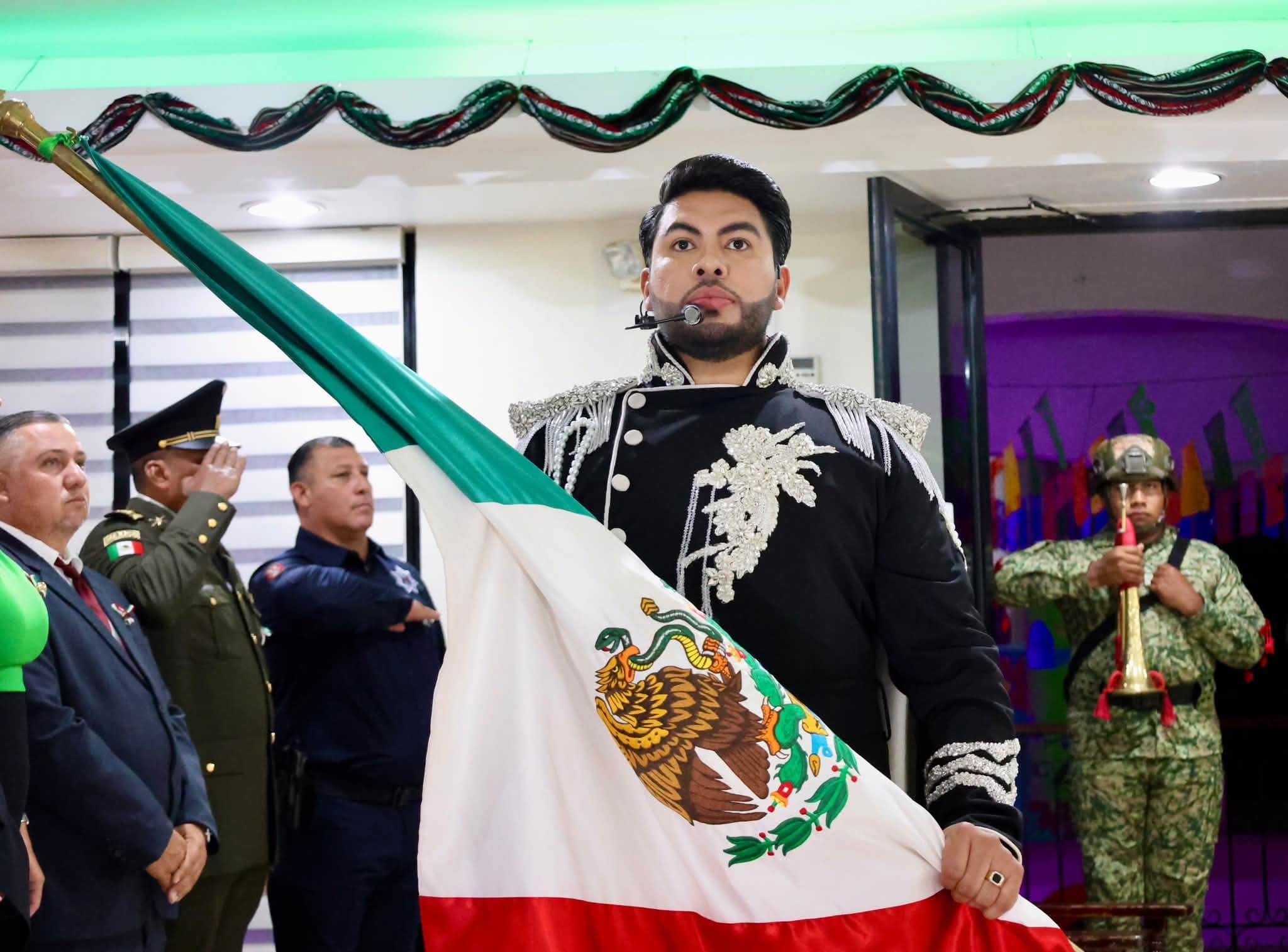Richard Millán sorprende con llamativo atuendo durante Grito de Independencia en Elota