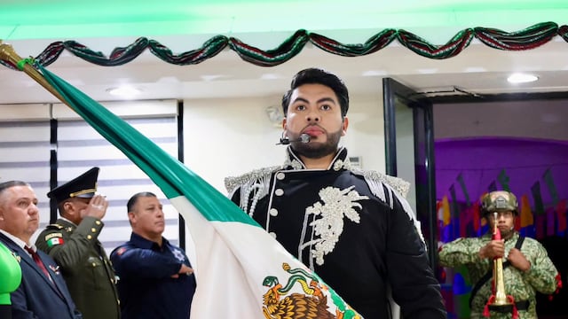 Richard Millán sorprende con llamativo atuendo durante Grito de Independencia en Elota