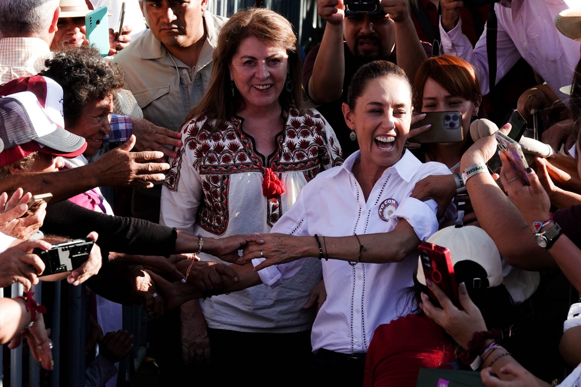 Claudia Sheinbaum, candidata a la presidencia por la coalición "Sigamos Haciendo Historia" junto a Margarita González Saravia, candidata a la gubernatura de Morelos
