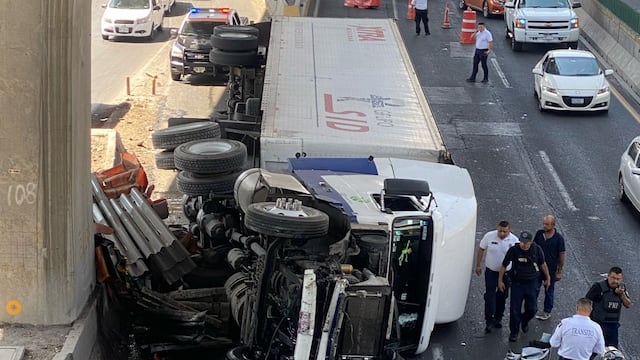 ¿Qué pasó en Periférico Norte? Reportan volcadura de un tráiler a la altura de Echegaray; se registra una muerte