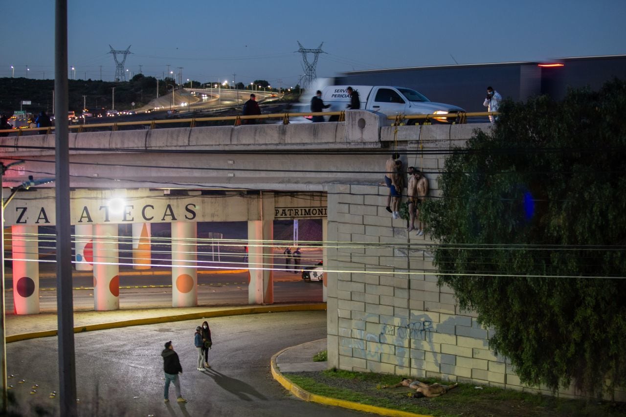 Seis hombres fueron asesinados y colgados en un puente vehicular de la capital zacatecana.