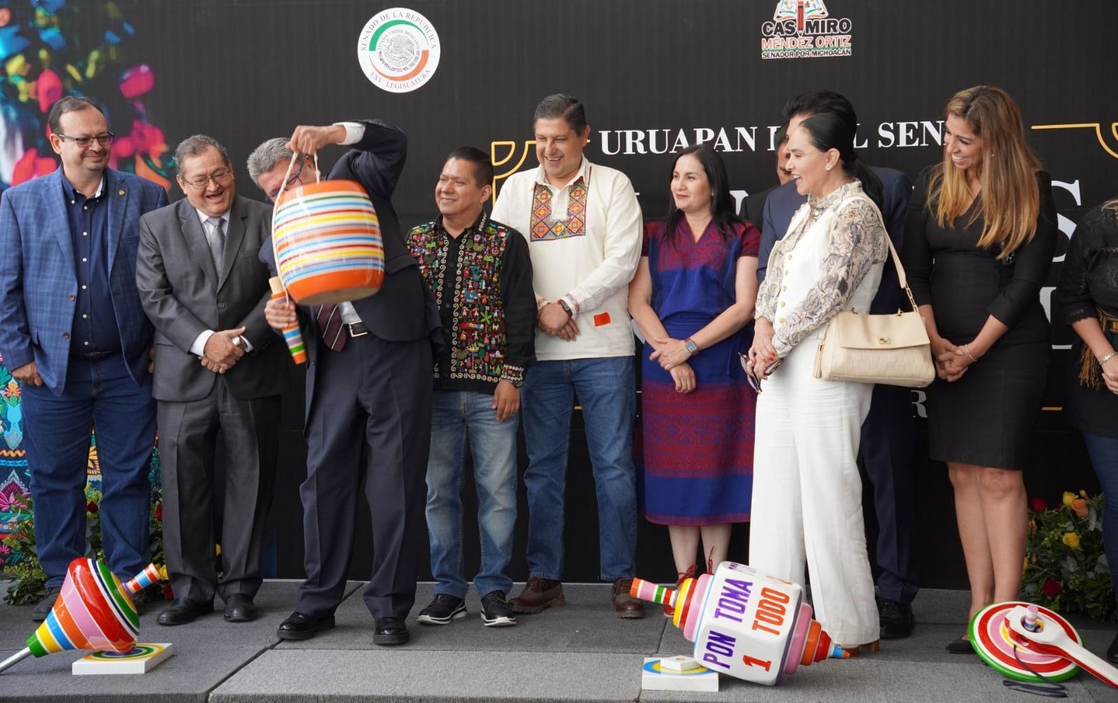 Ricardo Monreal hizo trampa al jugar con un balero