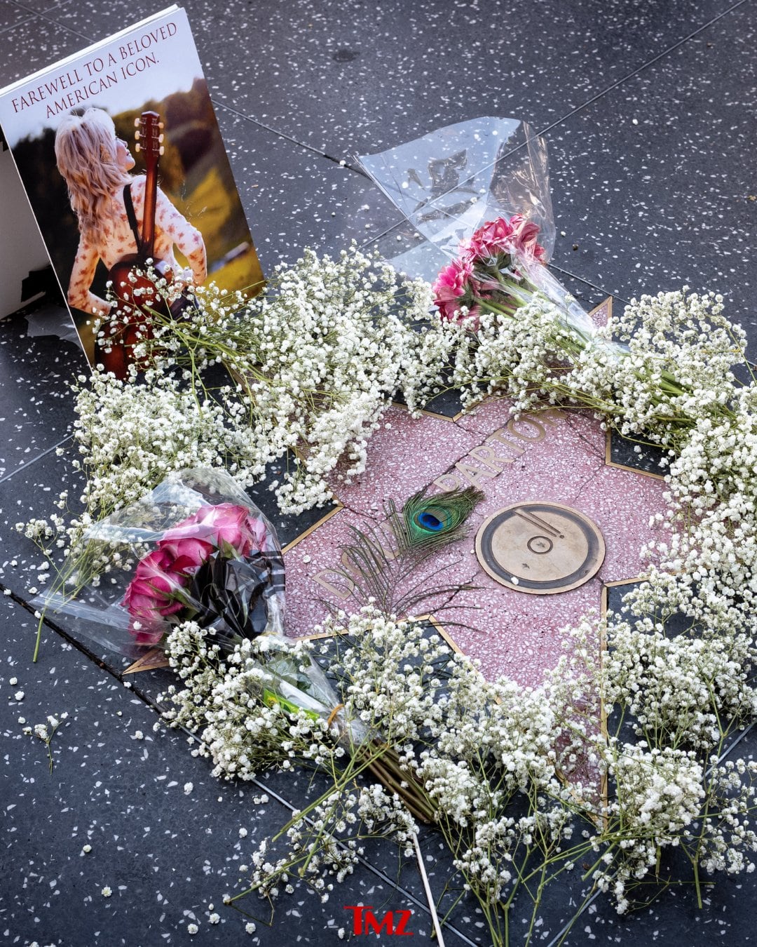 Así luce la estrella de Dolly Parton en el Paseo de la Fama tras su muerte