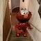 Un globo de Elmo sube las escaleras solo y hay video del escalofriante momento