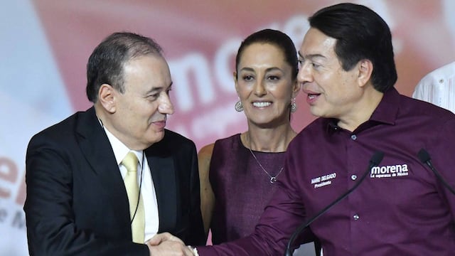 Alfonso Durazo, gobernador de Sonora y presidente del Consejo Nacional de Morena, y Mario Delgado, dirigente nacional de Morena, se saludan durante la designación de Claudia Sheinbaum Pardo, como coordinadora de los Trabajos de Defensa de la Transformación para el proceso electoral de 2024