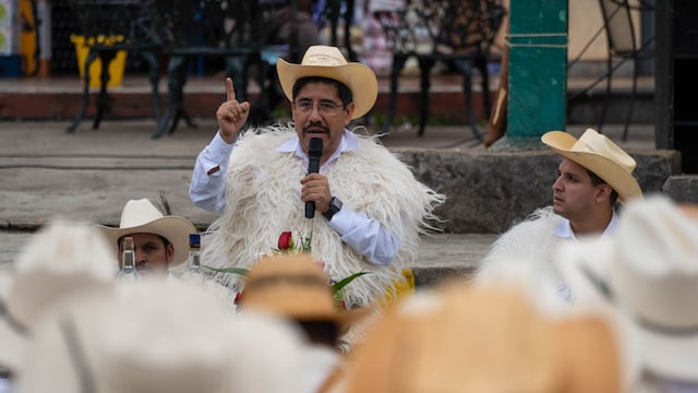 El presidente de la Suprema Corte de Justicia, Hugo Aguilar y el ministro electo Rodrigo Arístides Guerrero en San Juan Chamula Chipas
