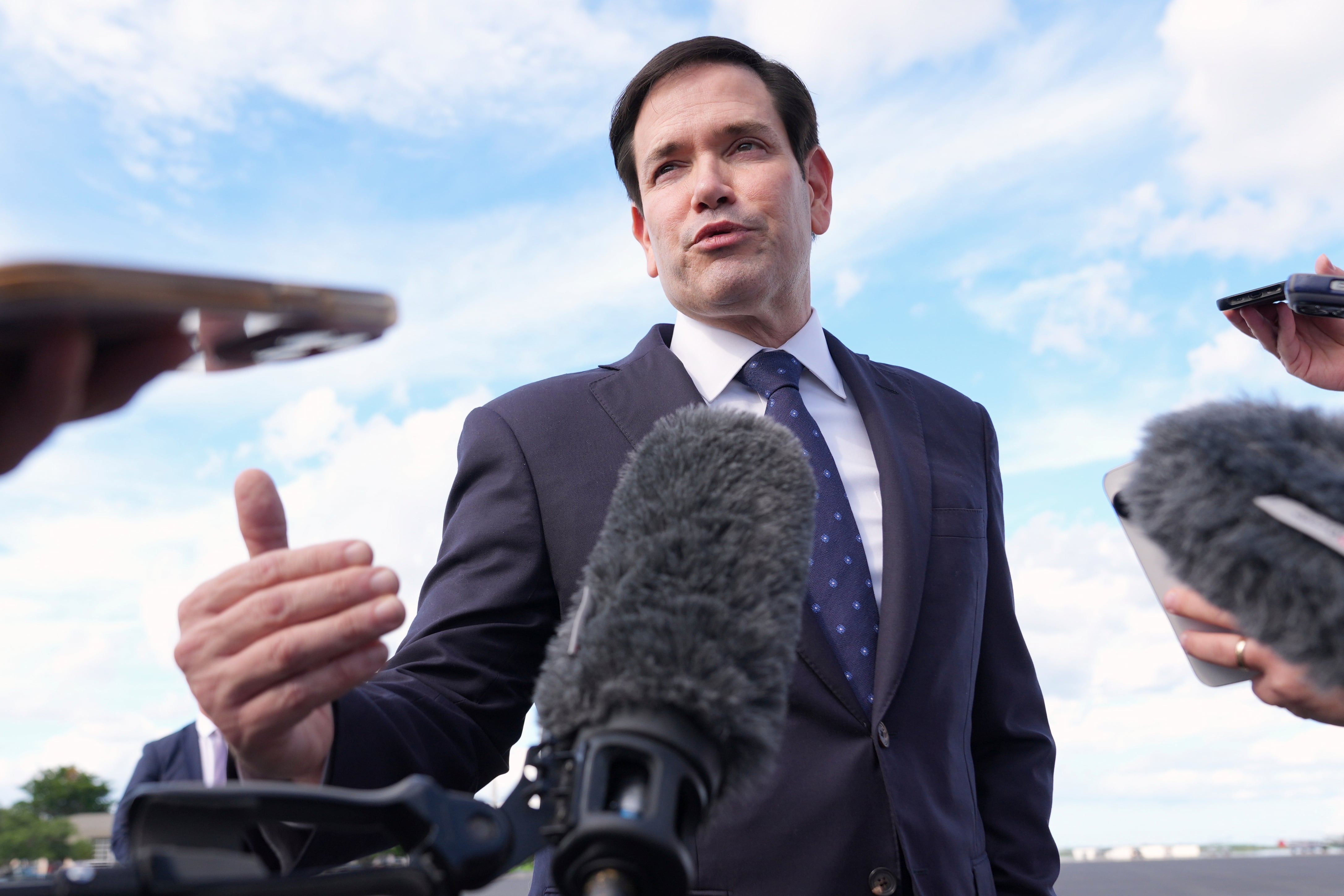 Marco Rubio habló con la prensa antes de tomar el avión con destino a México