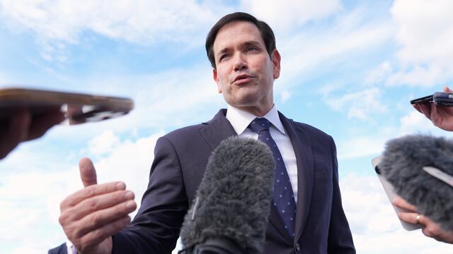 Marco Rubio habló con la prensa antes de tomar el avión con destino a México