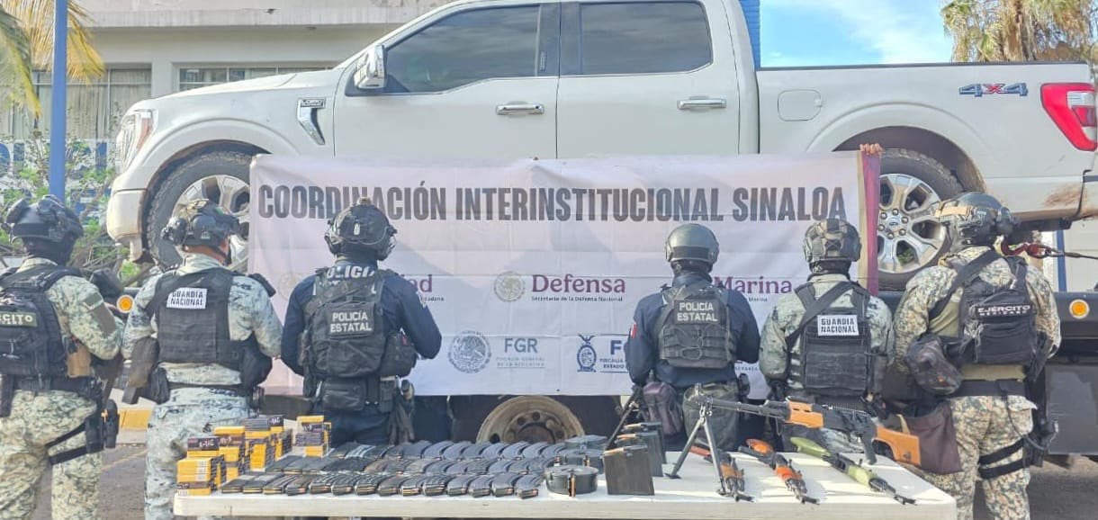 Sinaloa informa decomiso de armas y equipo de seguridad tras inspección de una camioneta blindada.