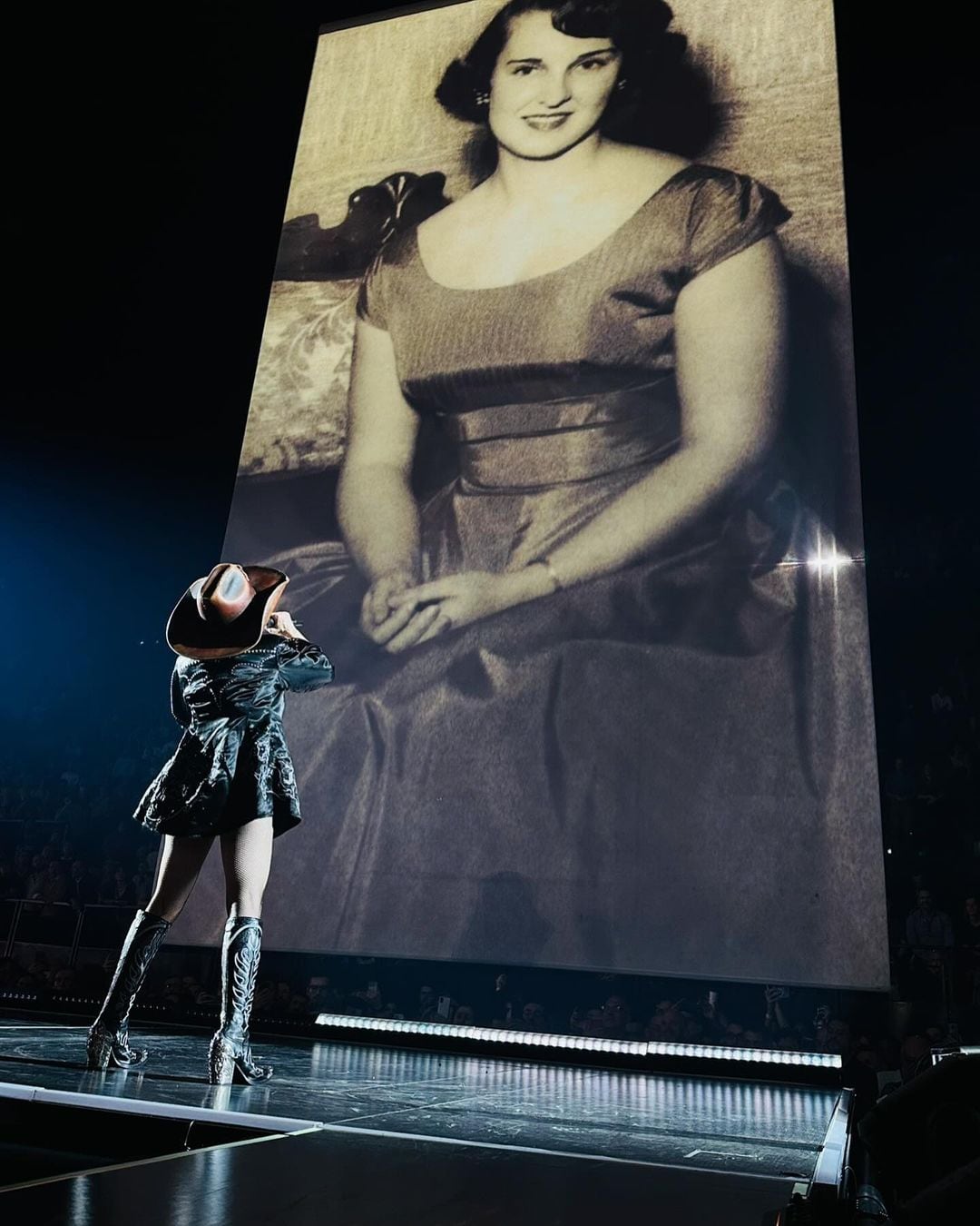 Madonna en concierto recuerda a su mamá