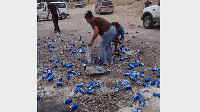 Varias personas con bolsa en mano, llegaron a lugar para llevarse los productos en buen estado.