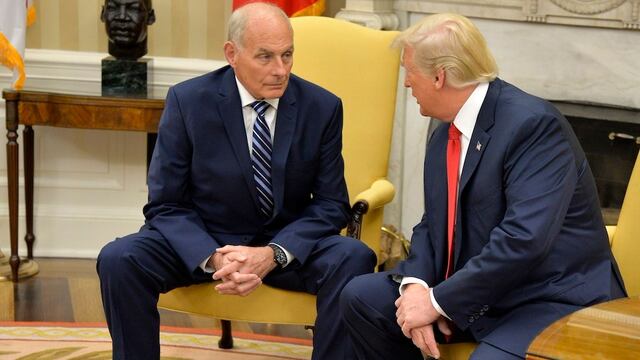 John Kelly (izq) y Donald Trump (der)
