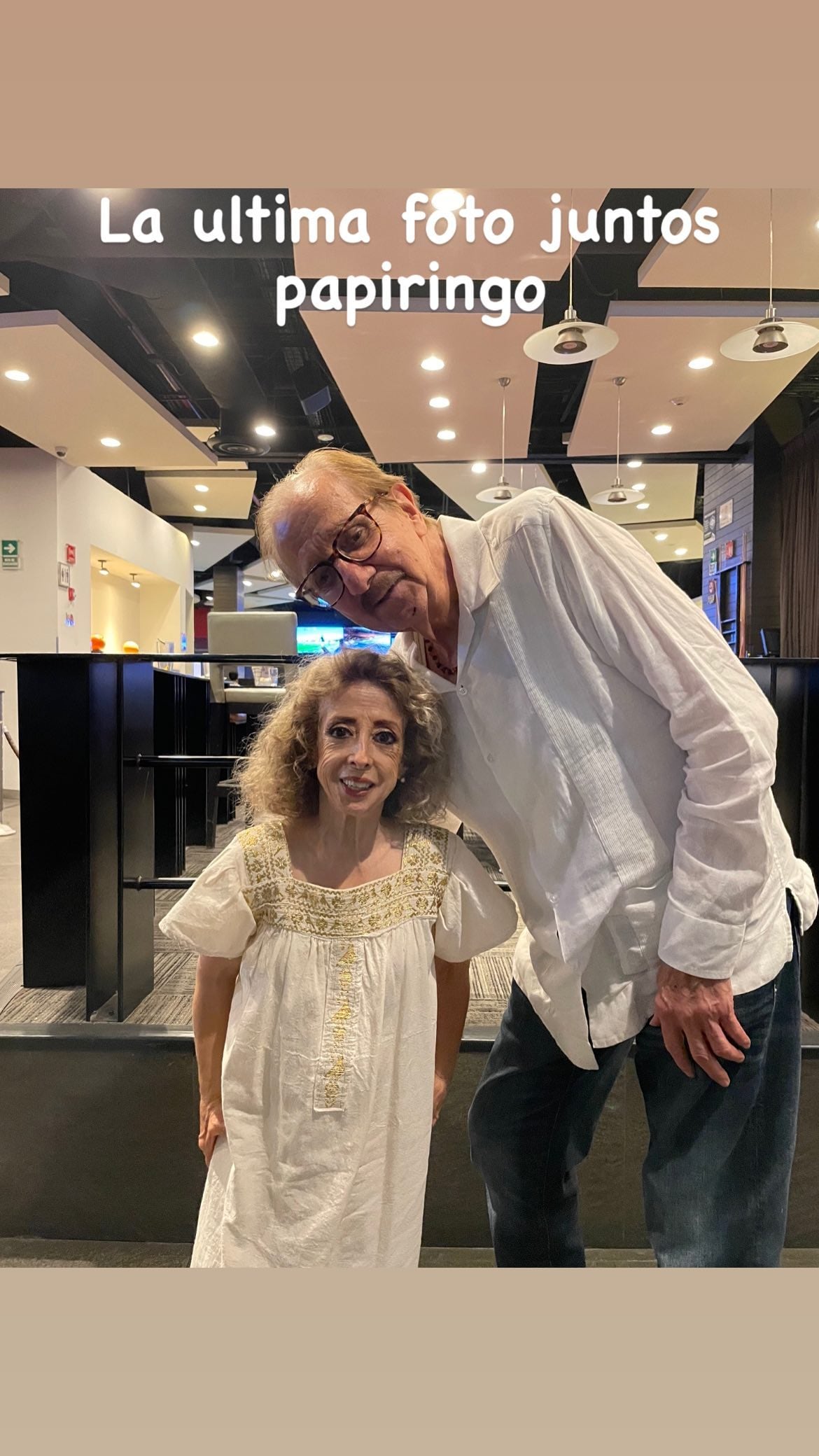 María Elena Saldaña 'La Güereja', se despide de Benito Castro.