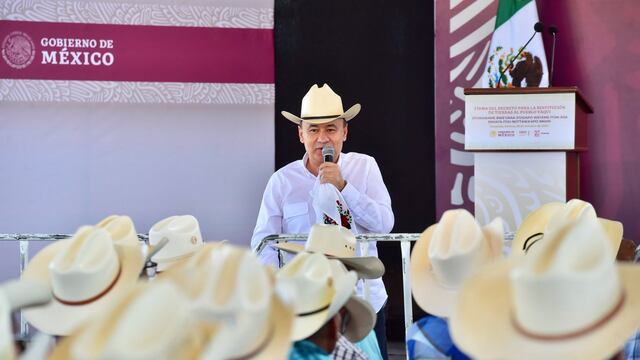 Alfonso Durazo durante su arribo a la Firma del Decreto para la Restitución de Tierras al Pueblo Yaqui en Guaymas, Sonora.