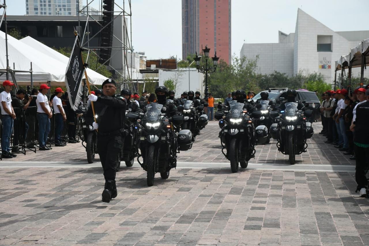 Policías de Monterrey realizan desfile cívico-militar.