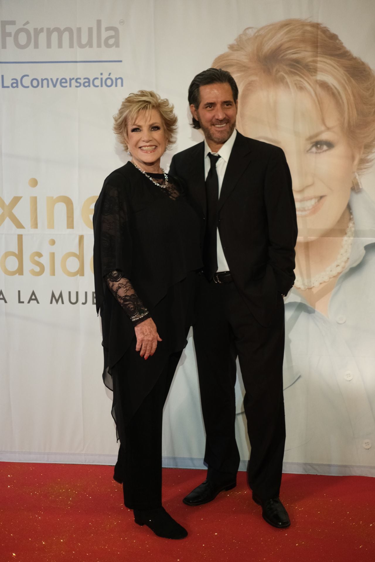 Maxine Woodside y su hijo Alejandro Iriarte Woodside.