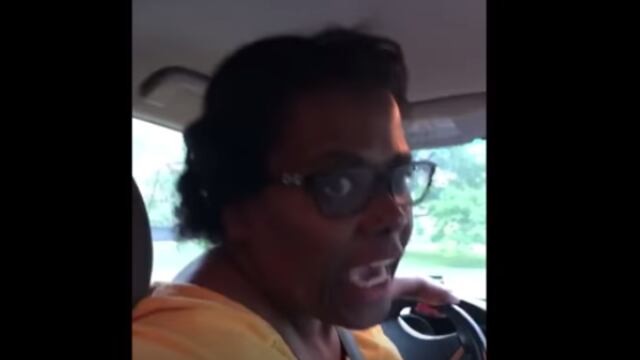 Conductora de Uber corre a pareja de lesbianas tras darse un beso.