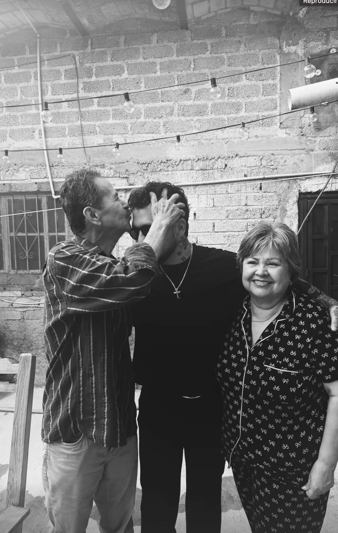 Christian Nodal junto a sus abuelos maternos