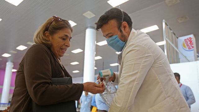 Revisan a pasajeros en aeropuerto de Guadalajara por coronavirus.